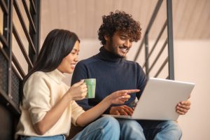 passo o ponto homens casal apontando computador